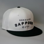 [新色追加]SAPPORO HOOD REPRESENT SNAP BACK CAP[WHITE/BLACK LOGO]
